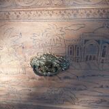 Coffre ancien en bois sculpté