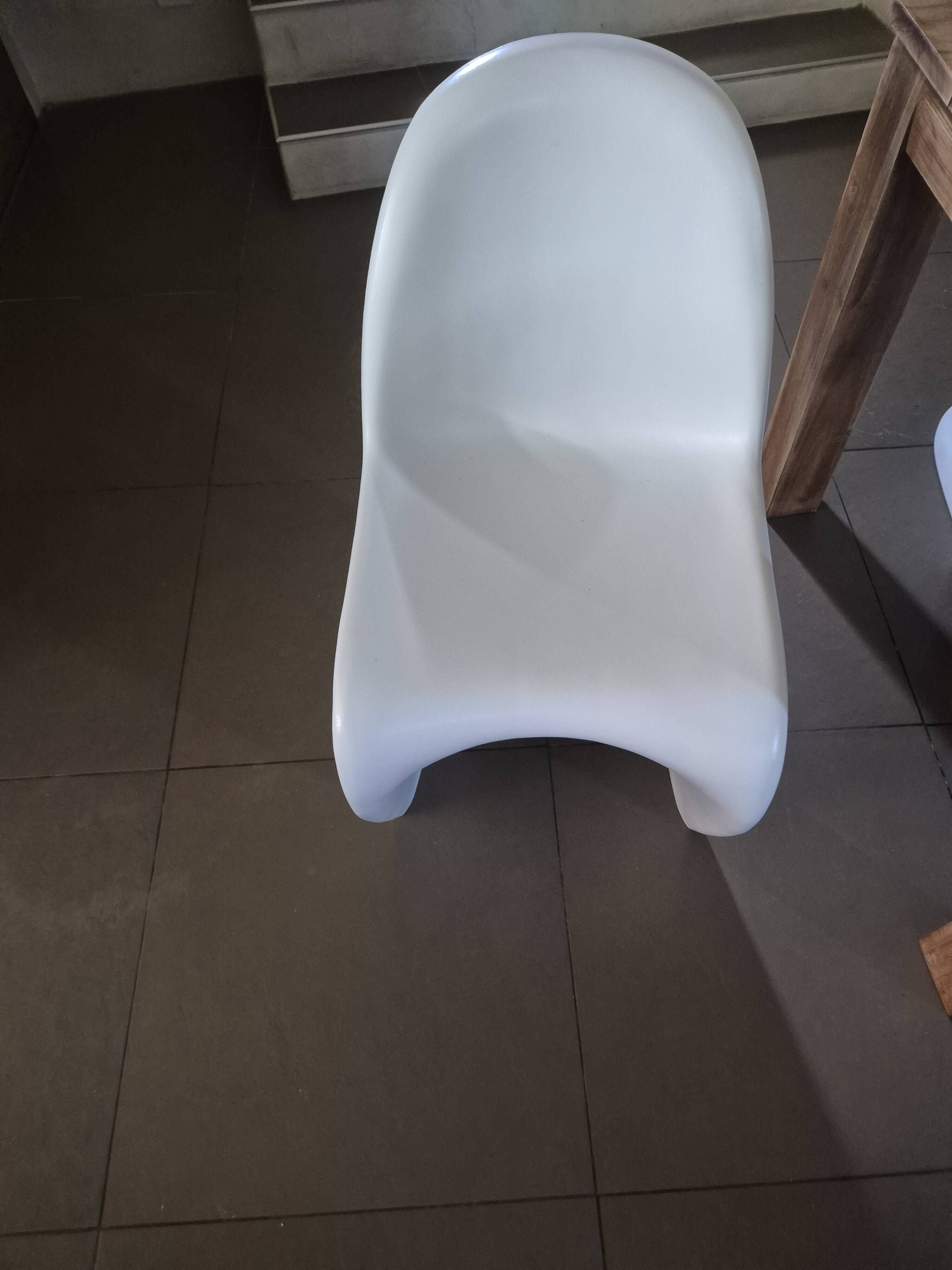 10 white chairs in the style of Verner Panton