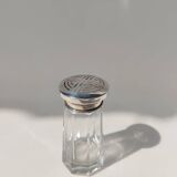 Saupoudreuse en cristal et argent massif par Louis Coignet.
