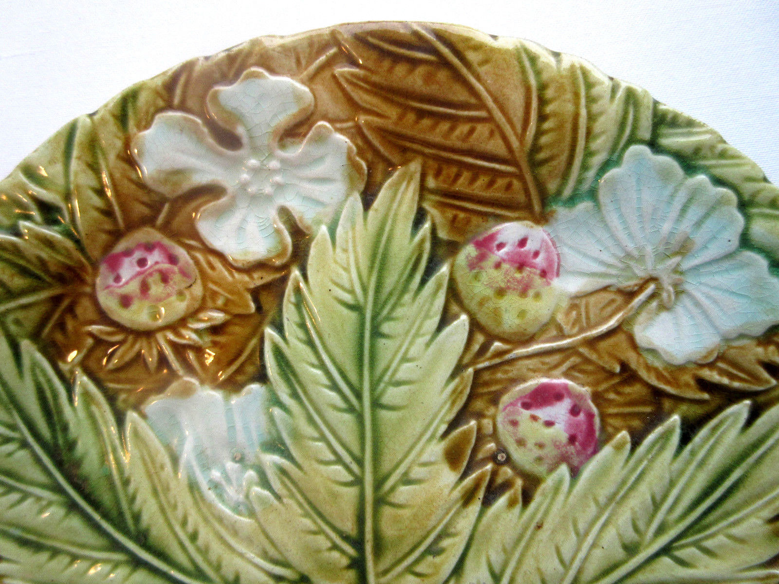 Assiette en barbotine Onnaing fraises fleurs et feuilles de fraisier