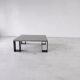 Table basse minimaliste en béton ciré et acier massif 1m20x1m20