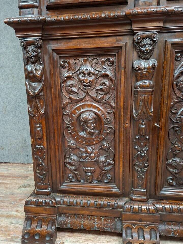 Cabinet d’apparat en bois richement sculpté dans le goût Renaissance