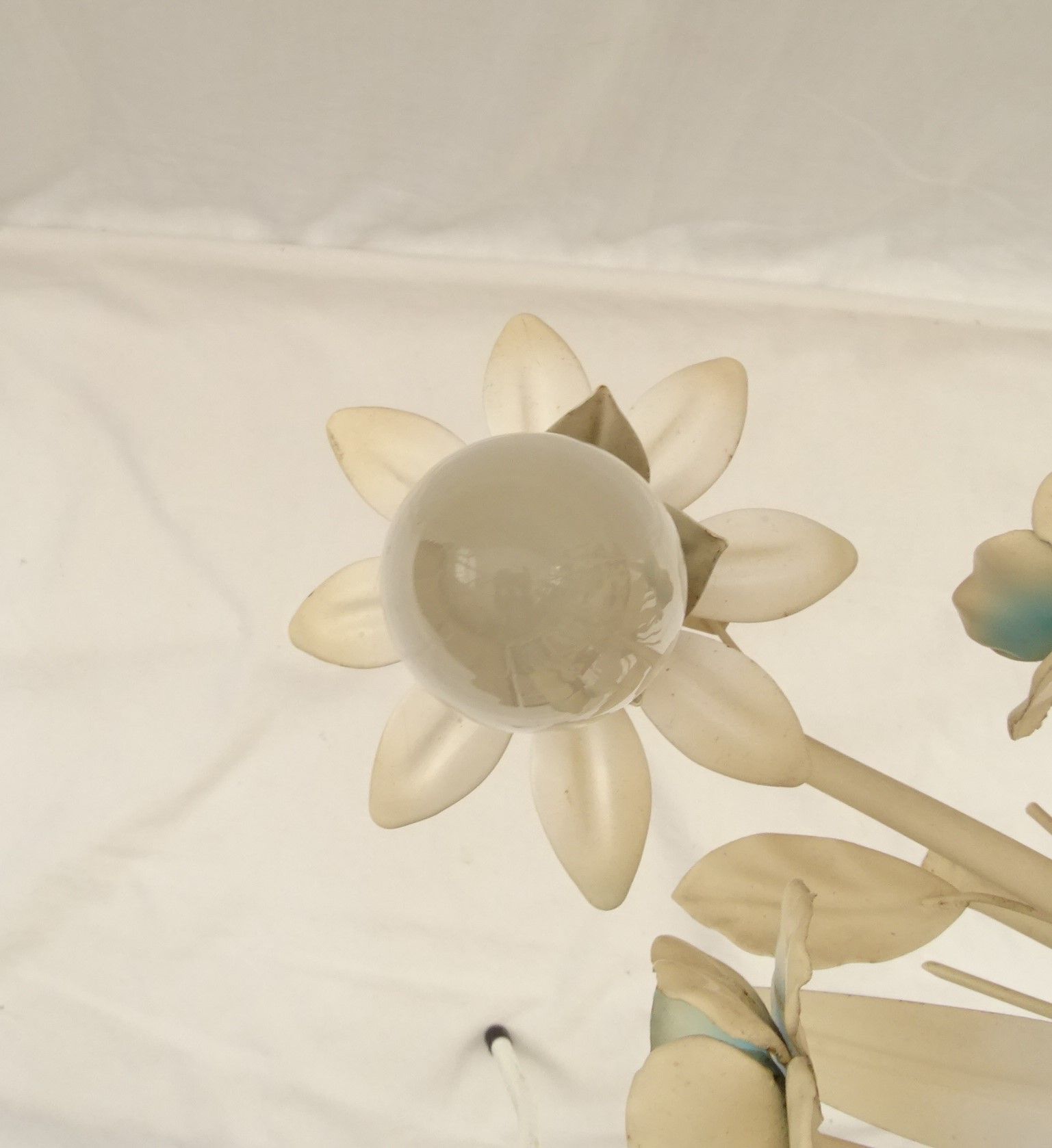 Vintage chandelier bouquet of blue flowers 5 candles in painted sheet metal.