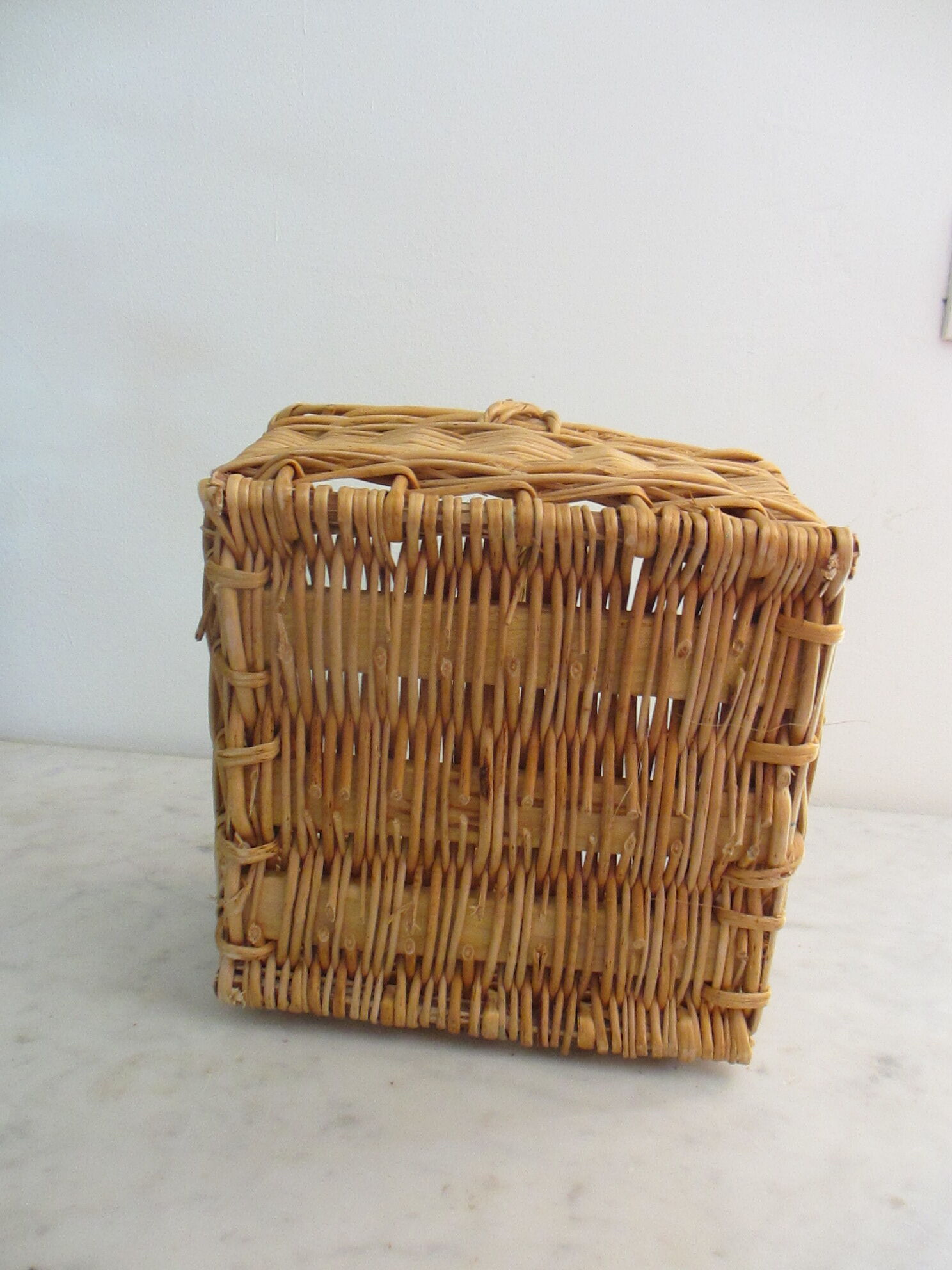 Square-shaped wicker-shaped basket with handles
