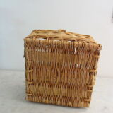 Square-shaped wicker-shaped basket with handles