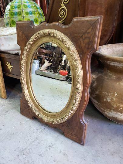 Wooden and gilded mirror with medallion center n°3
