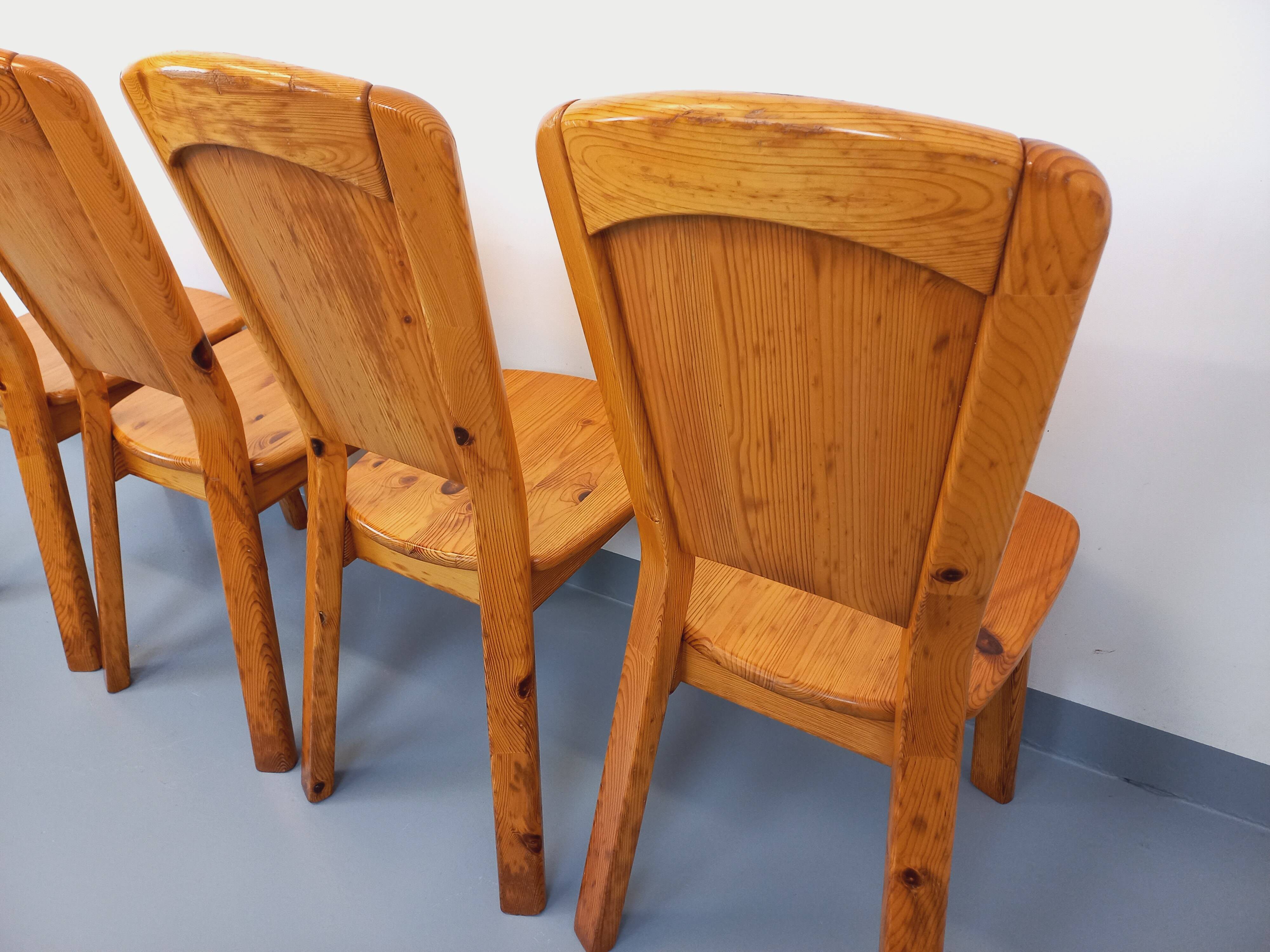 Set of 4 vintage chairs in pine from the 70s