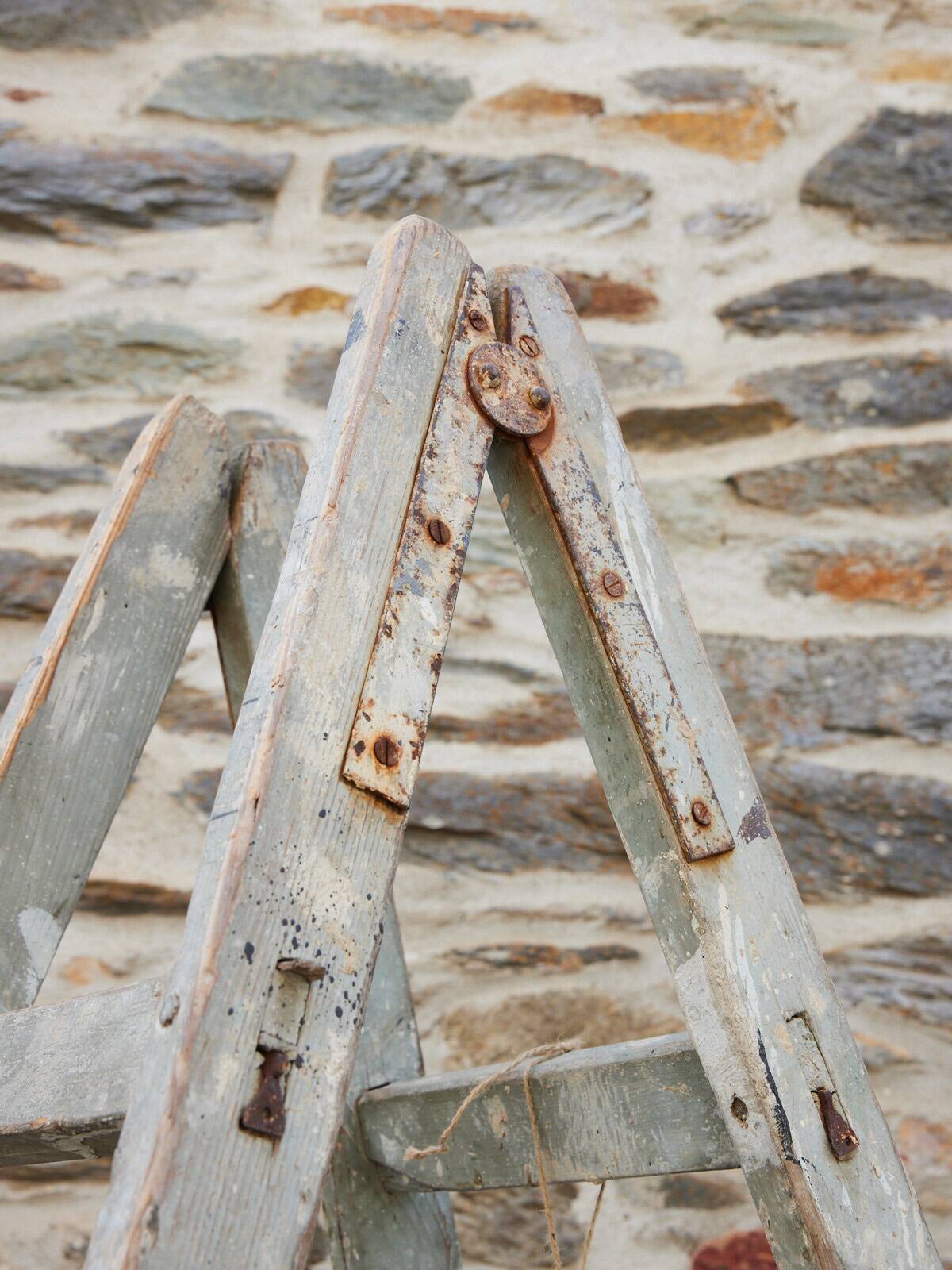 Escabeau de peintre en bois patiné