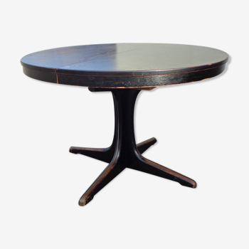 Oval round table
