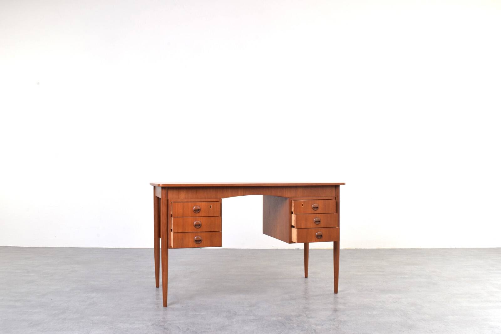 Bureau en teck danois des années 1960.