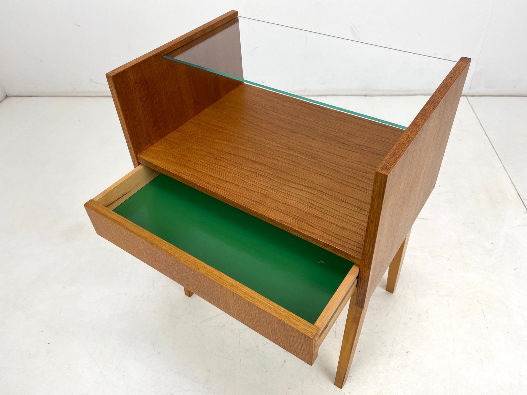 Table d'appoint ou table de nuit des années 1960 par Arch. František Jirak
