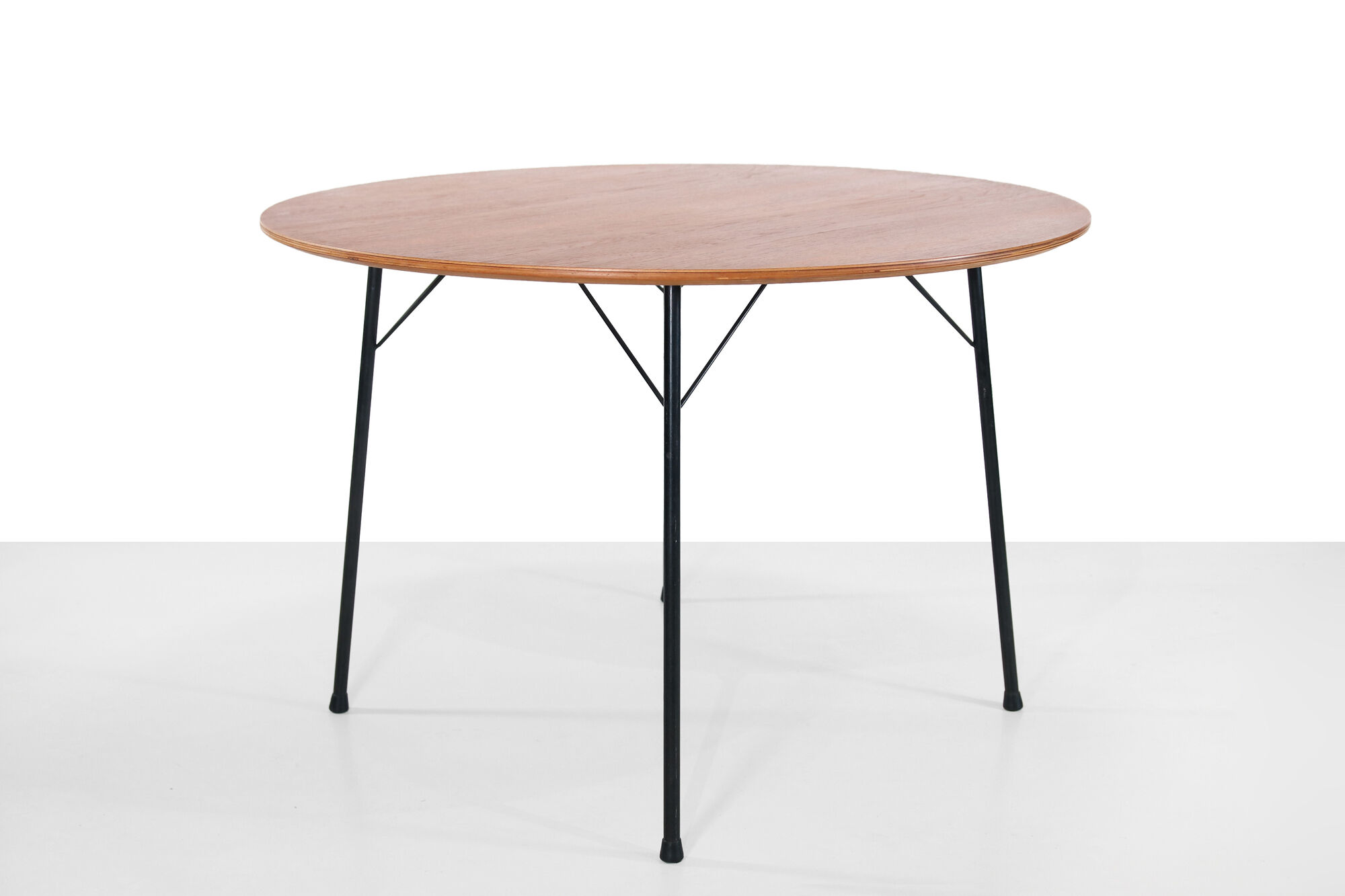 Round teak dining table by Arne Jacobsen model 3600 by Fritz Hansen for Pastoe