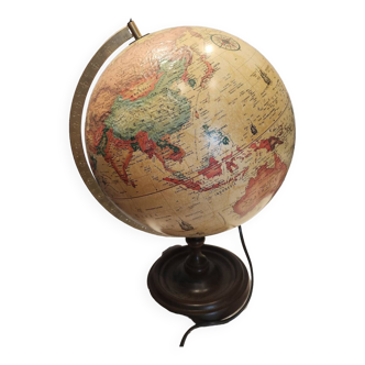 Grand globe terrestre lumineux