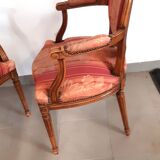 Paire de fauteuils cabriolets style louis xvi médaillon