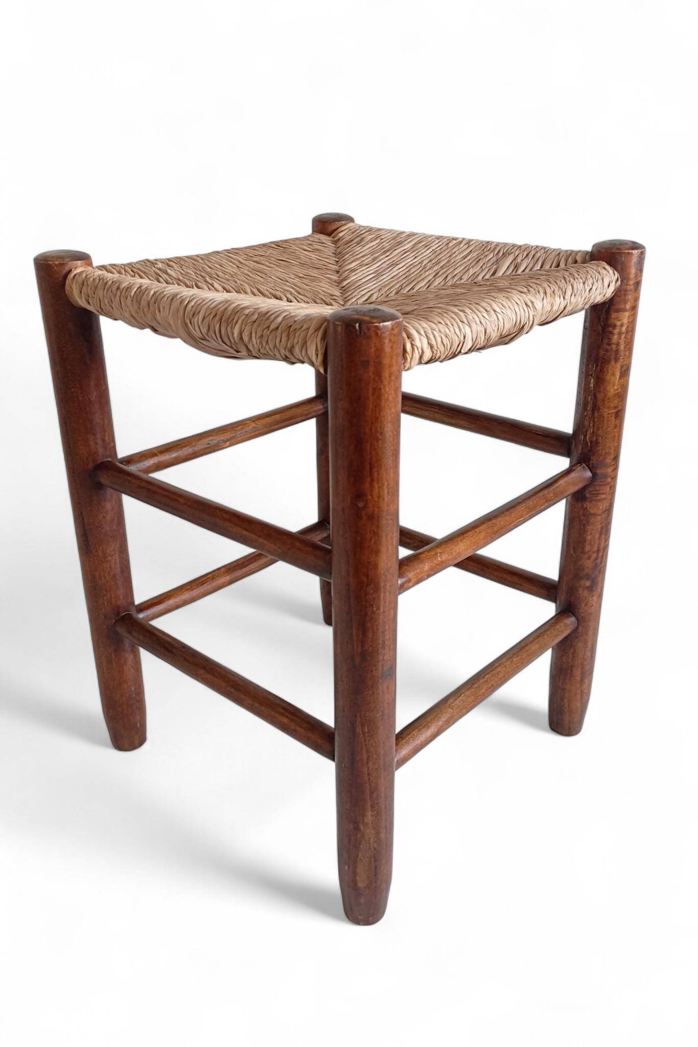Style Charlotte Perriand, paire de tabourets en bois rustique et paille, France, vers 1950.