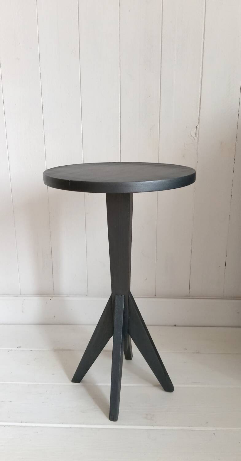 Pedestal table