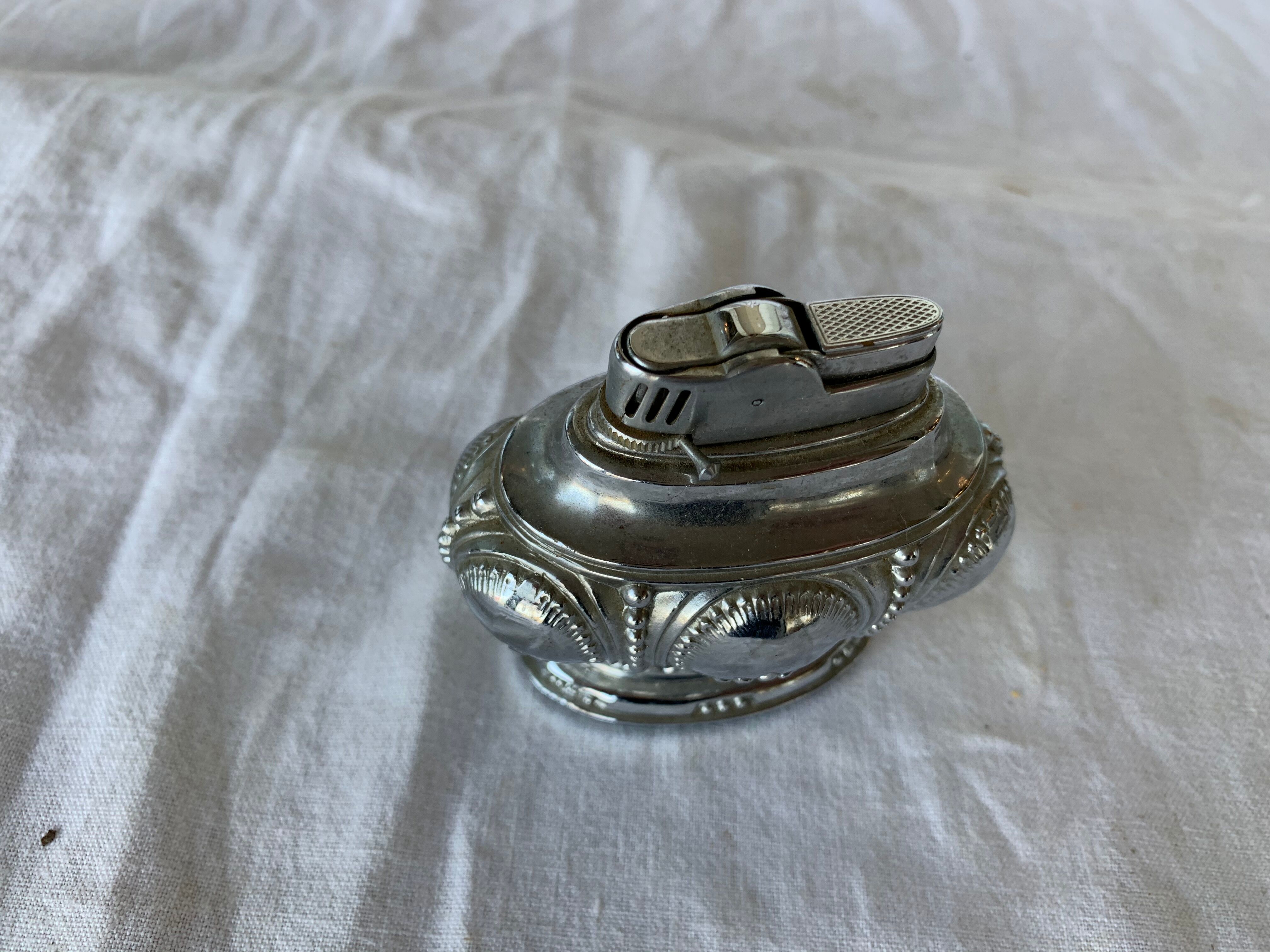 Silver metal table lighter