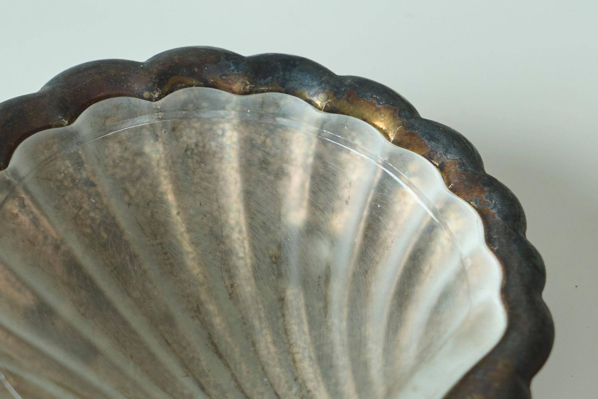 Art Deco Shell Pocket Bowl in Patinated Silver and Satin Glass from the 1930s