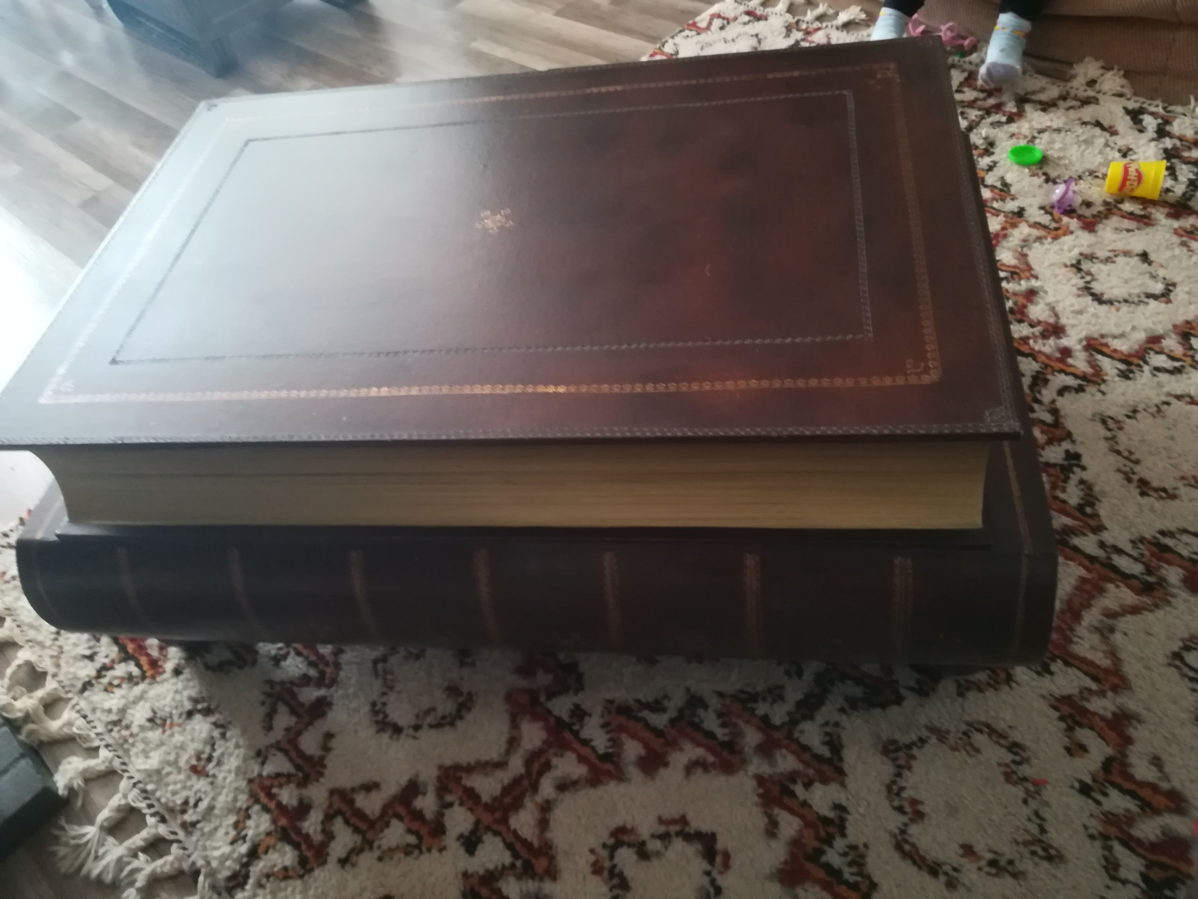 Low Table Theodore Alexander in the shape of a Giant Book