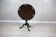 Table d'appoint en noyer anglais avec plateau incliné, années 1890.