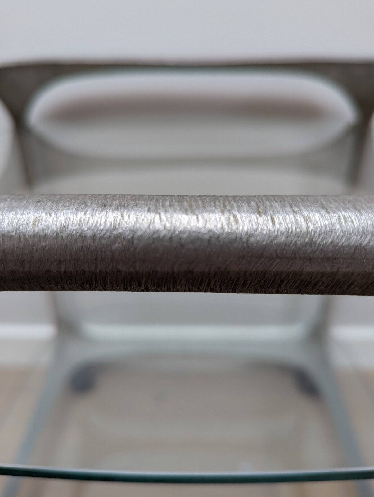 Table d'appoint du milieu du siècle par Lorenzo Burchiellaro en aluminium avec des étagères en verre.