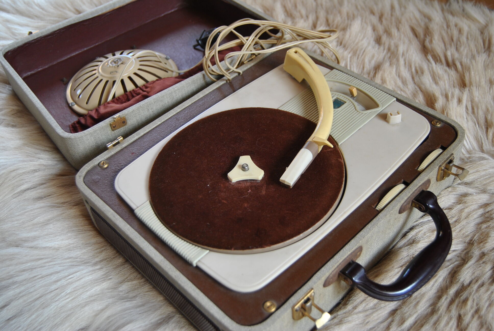Suitcase turntable record 50s
