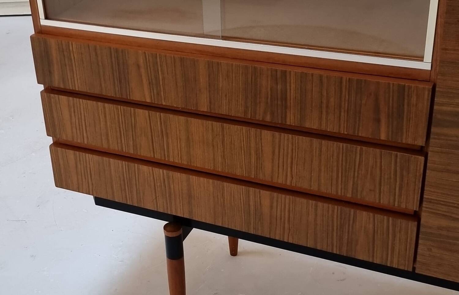 Vitrine du milieu du siècle