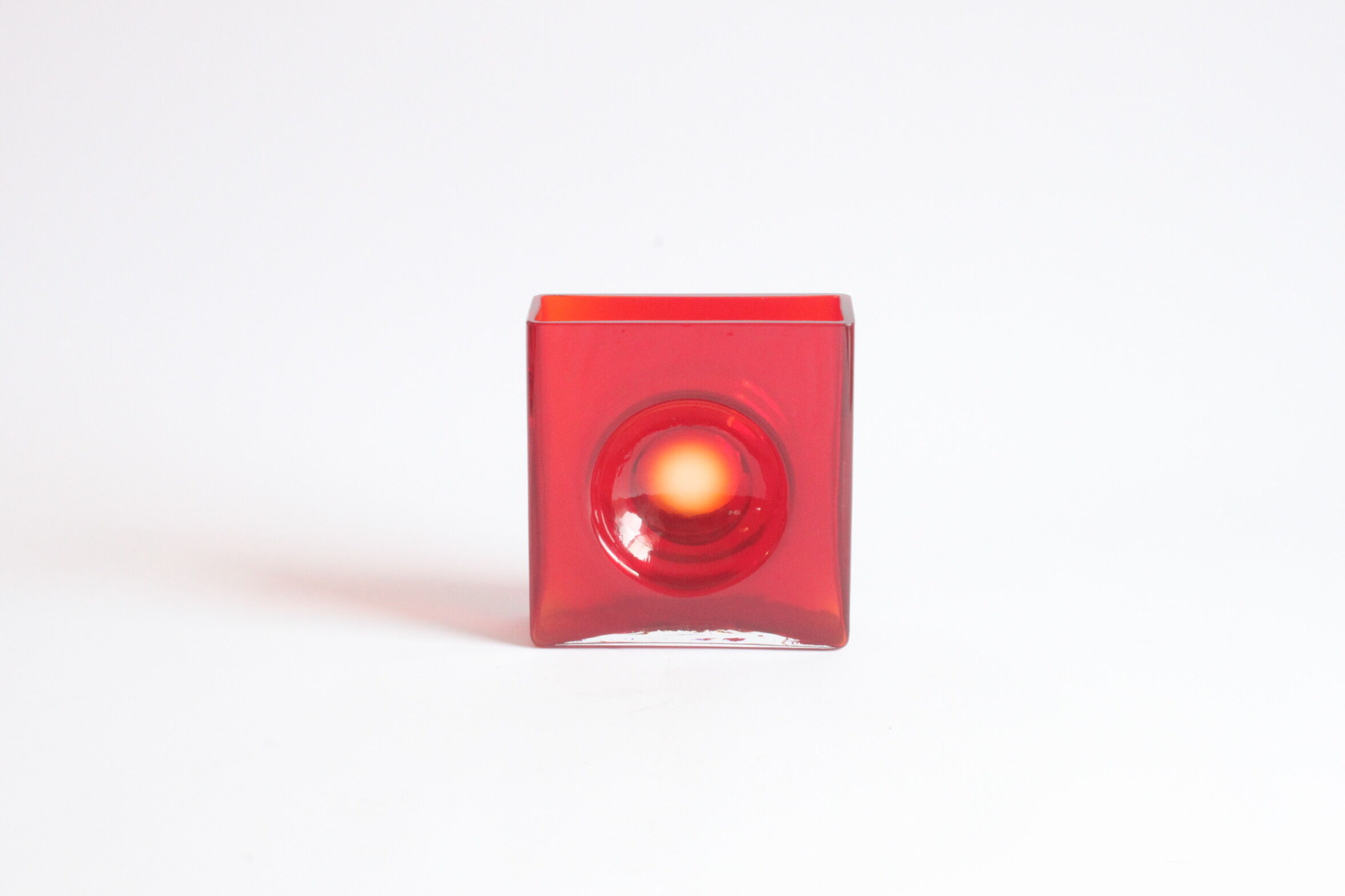 Diabolo red lens vase by Christian Tortu