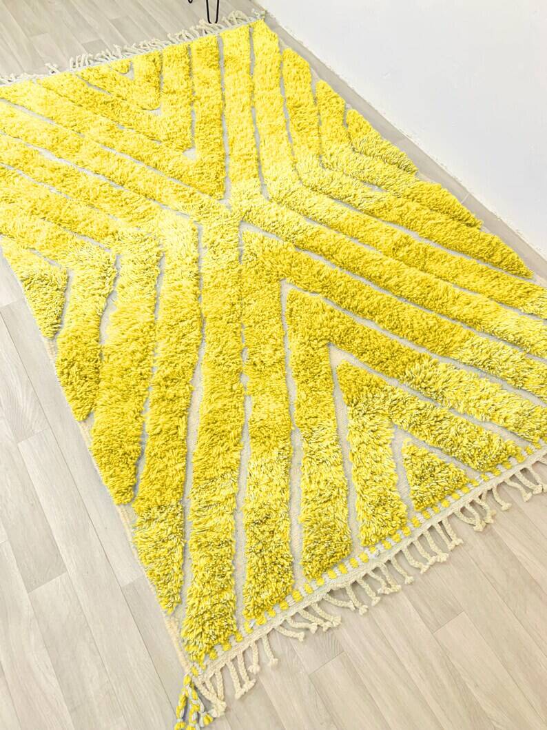 Ecru Moroccan rug with geometric patterns 250cm x 150cm