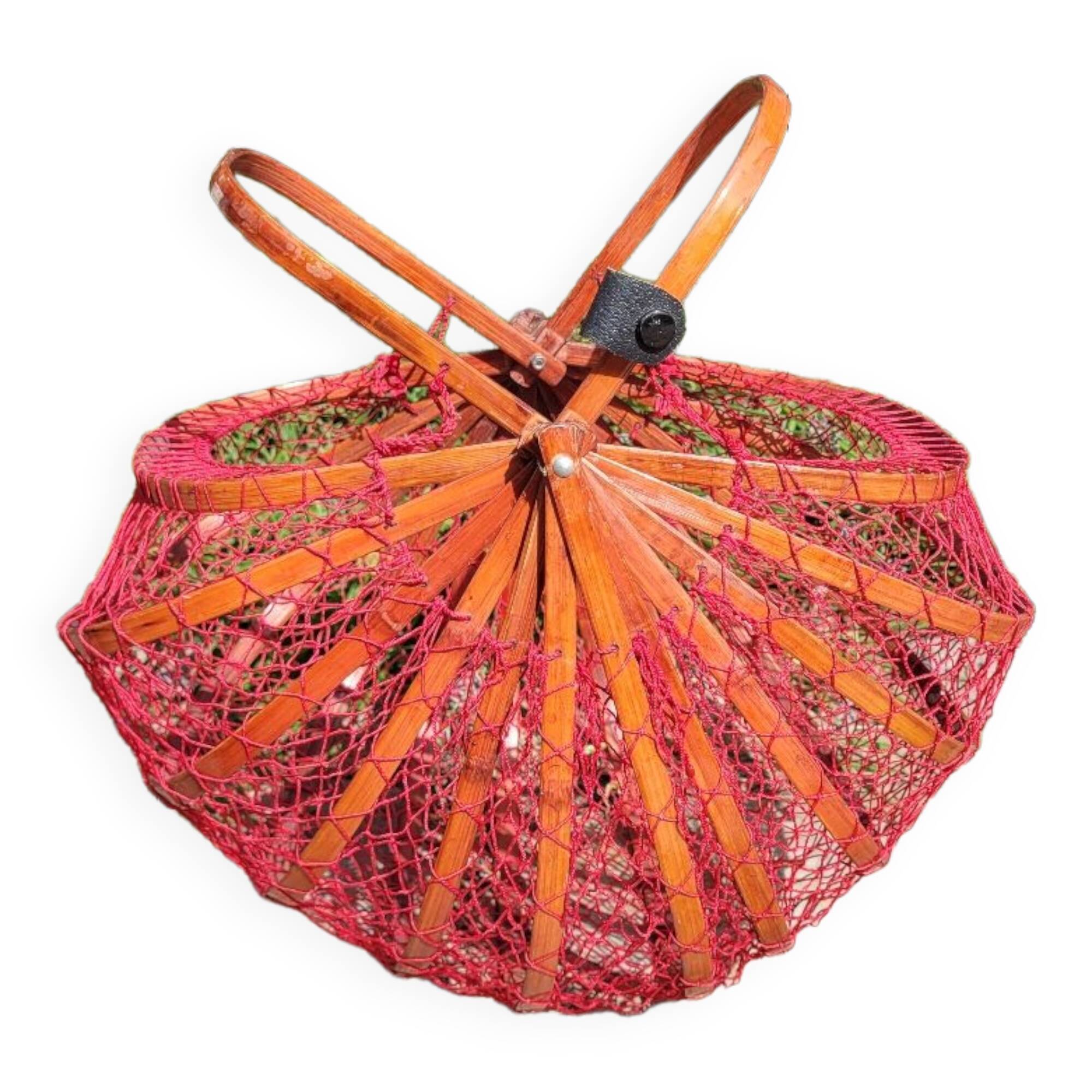 Vintage red folding basket, 70s - rattan and mesh.