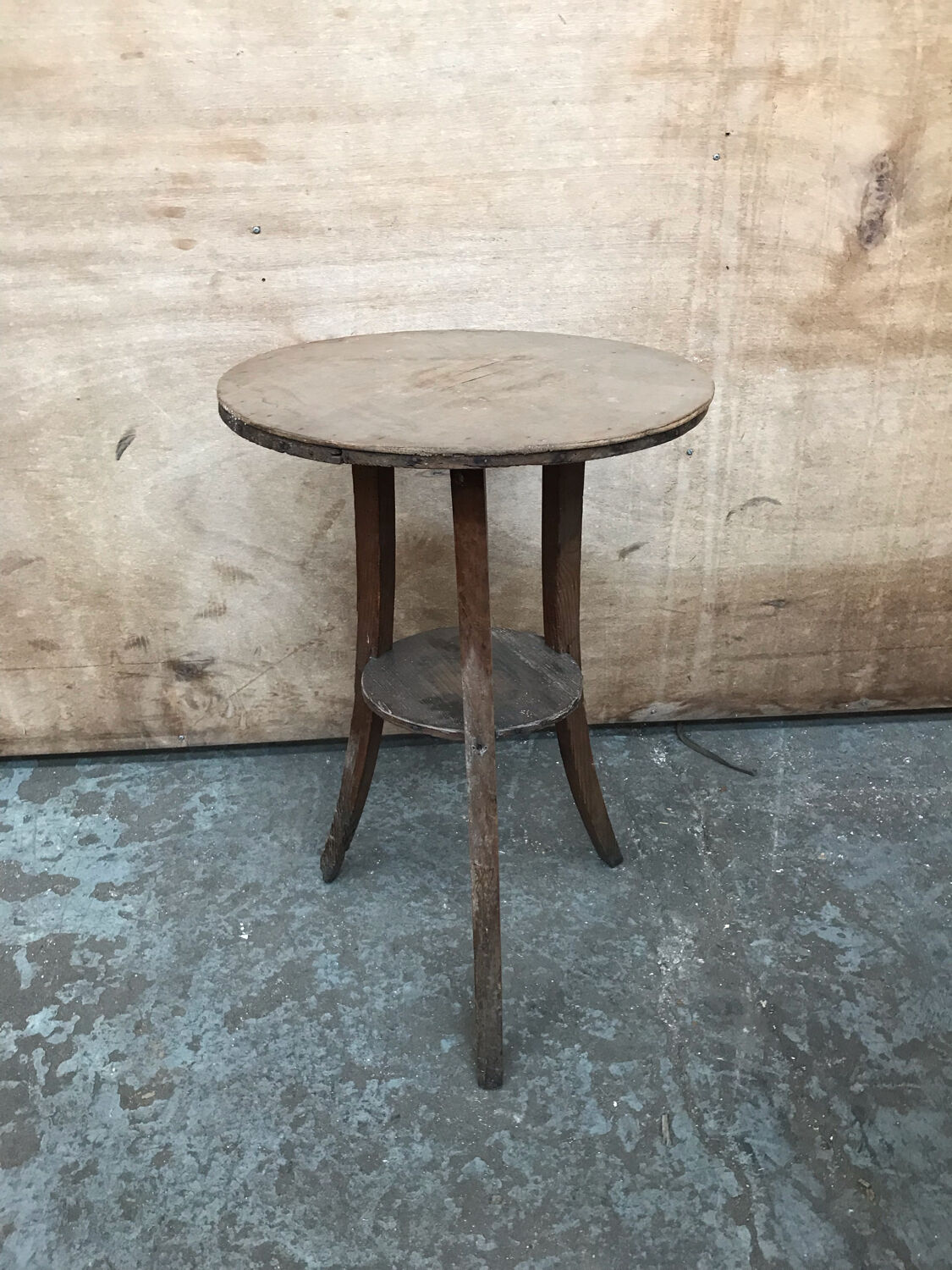 Pedestal table