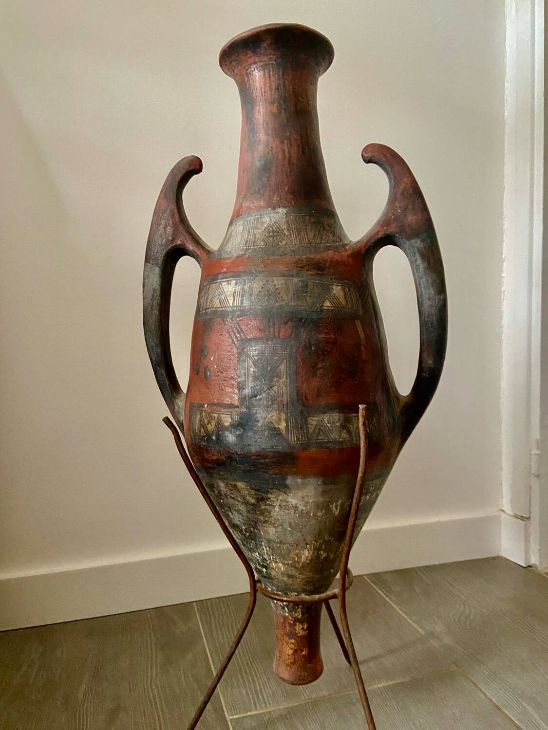 Ancient Kabyle amphora in terracotta.