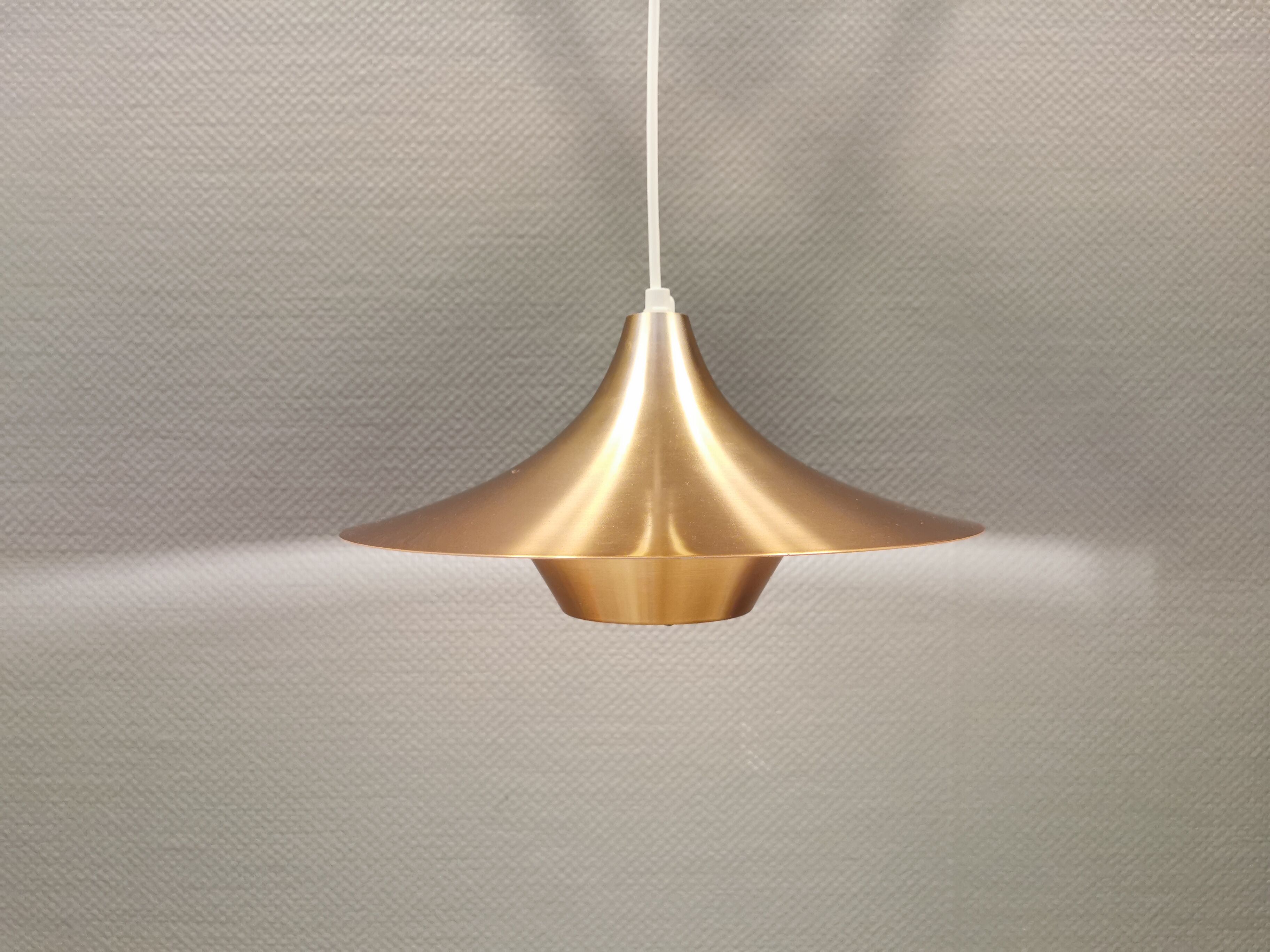 Ufo-like Danish hanging lamp, estimated from the 80s, made in copper colored lacquer.