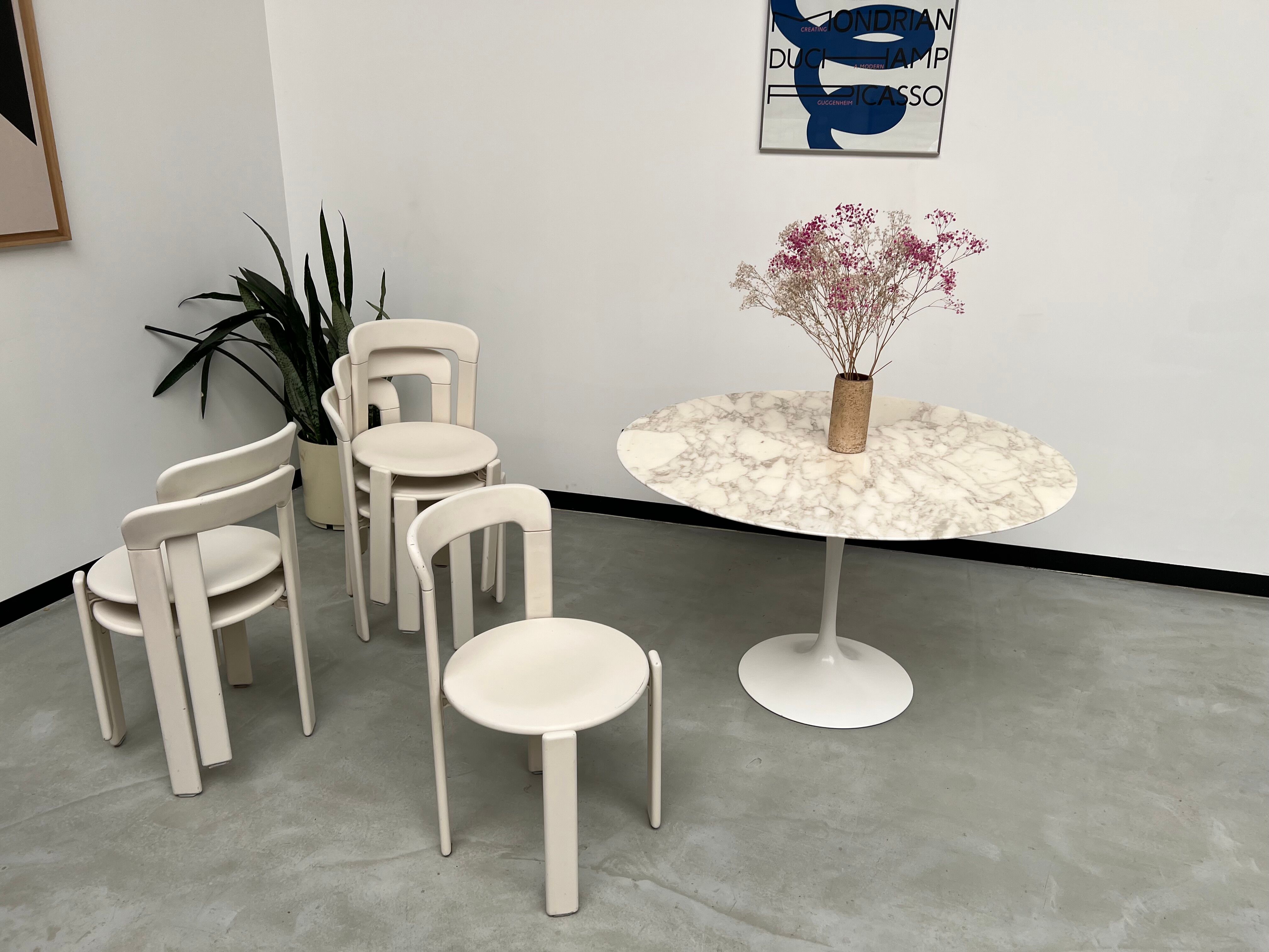 Florence Knoll round table, marble top and tulip base, circa 1960, Eero Saarinen