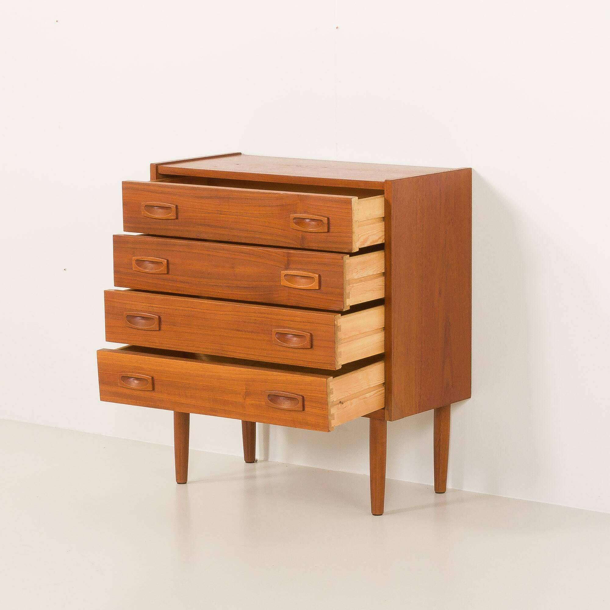 Petite commode en teck à 4 tiroirs, Danemark, années 1960