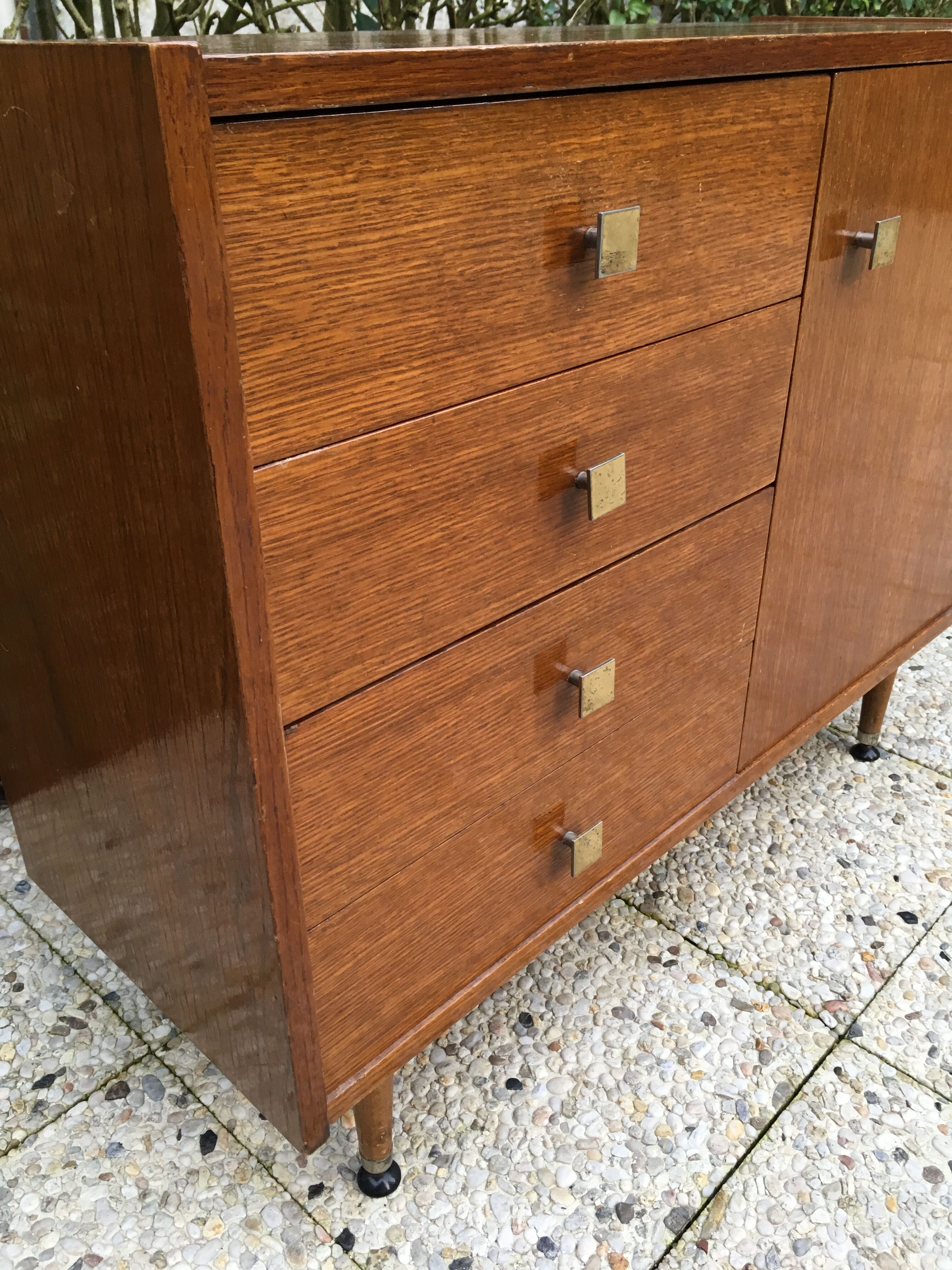 Commode vintage pieds fuseaux