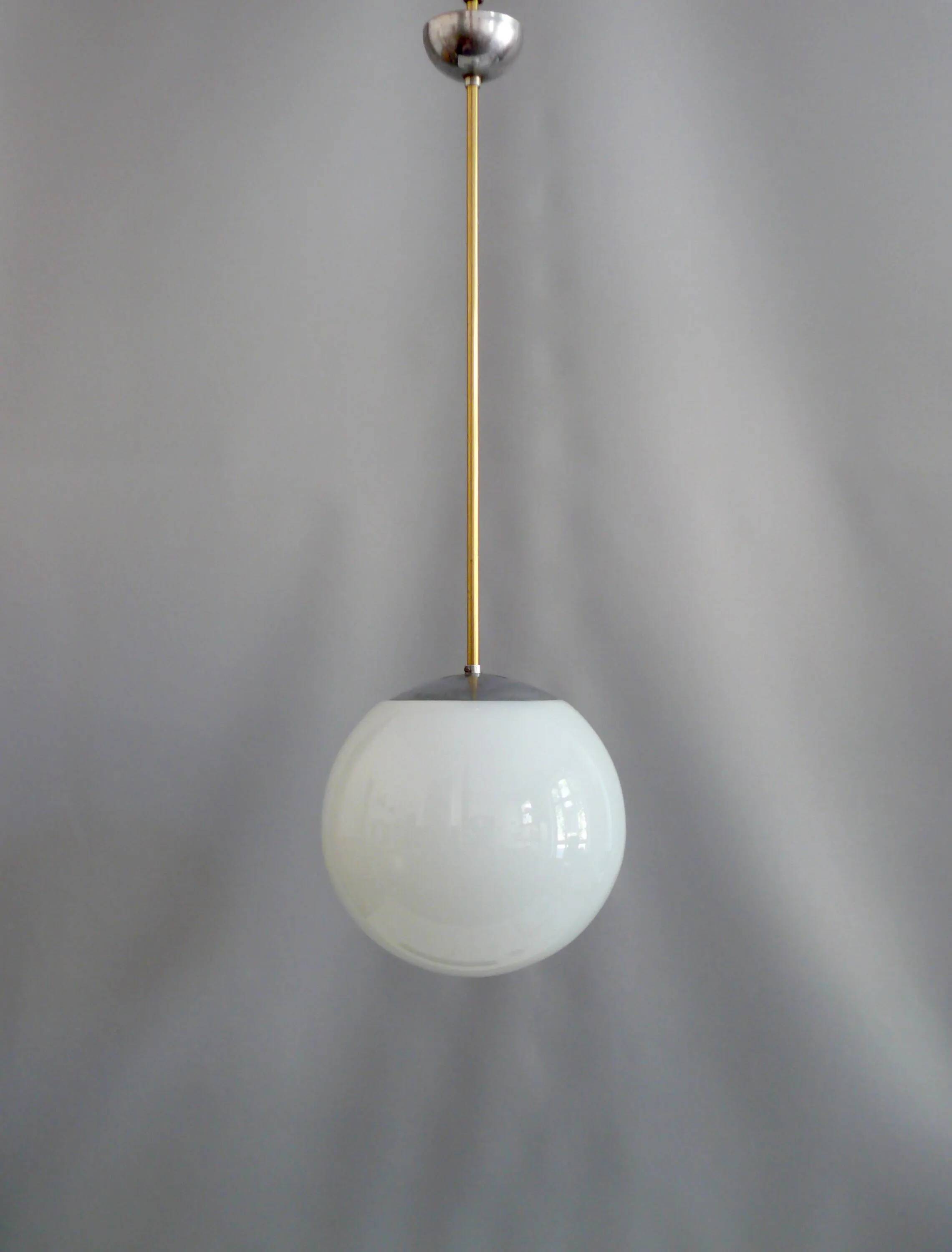 Une paire de grandes lampes sphériques Art Déco avec abat-jour en verre opale et douilles chromées - Bauhaus - 1930-1940