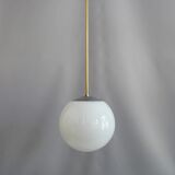 Une paire de grandes lampes sphériques Art Déco avec abat-jour en verre opale et douilles chromées - Bauhaus - 1930-1940