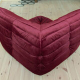 Chauffeuse d'angle Togo en velours bordeaux modèle dessiné par Michel Ducaroy 1973