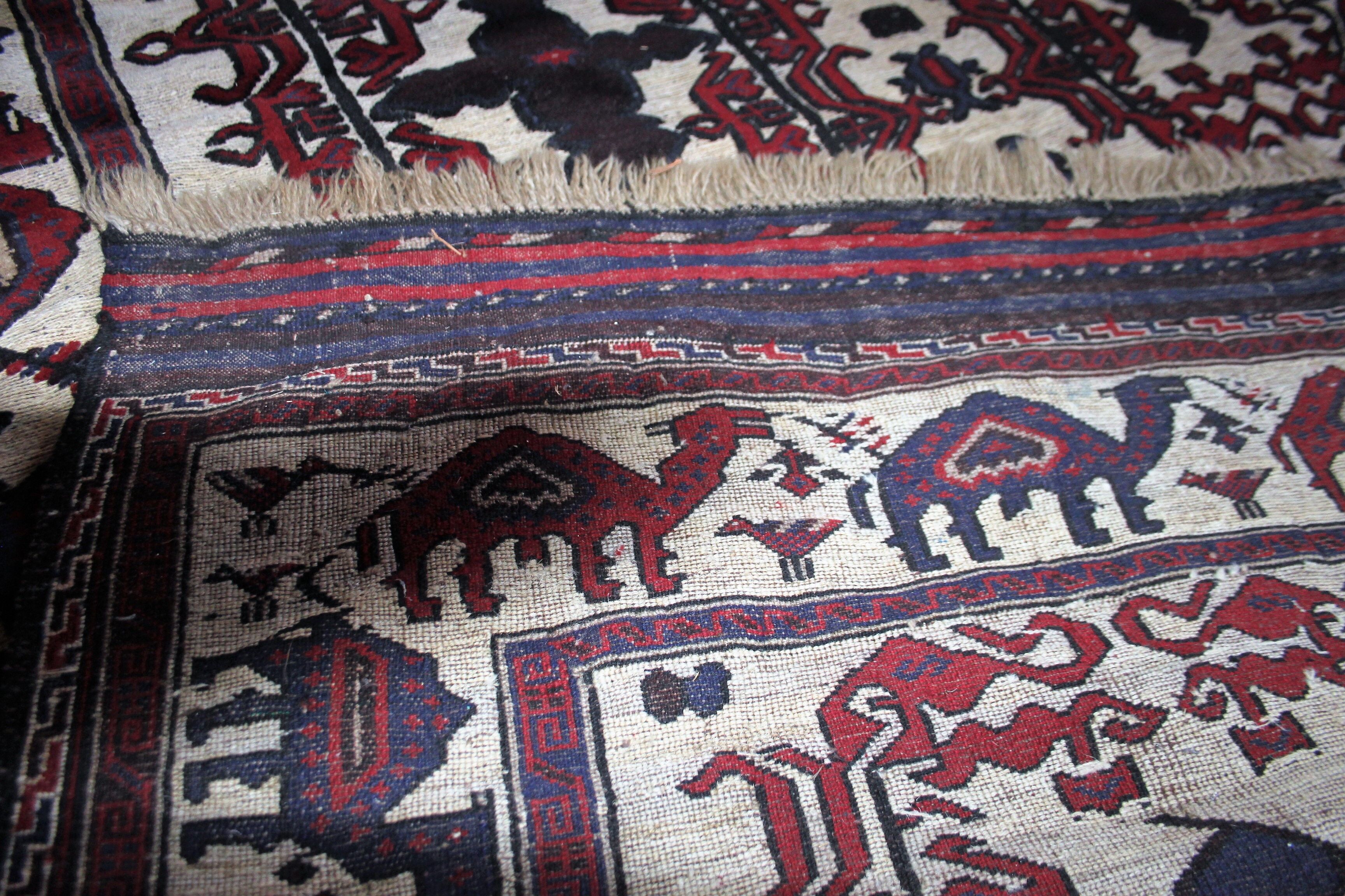 Old oriental rug. 280 x 178 cm.