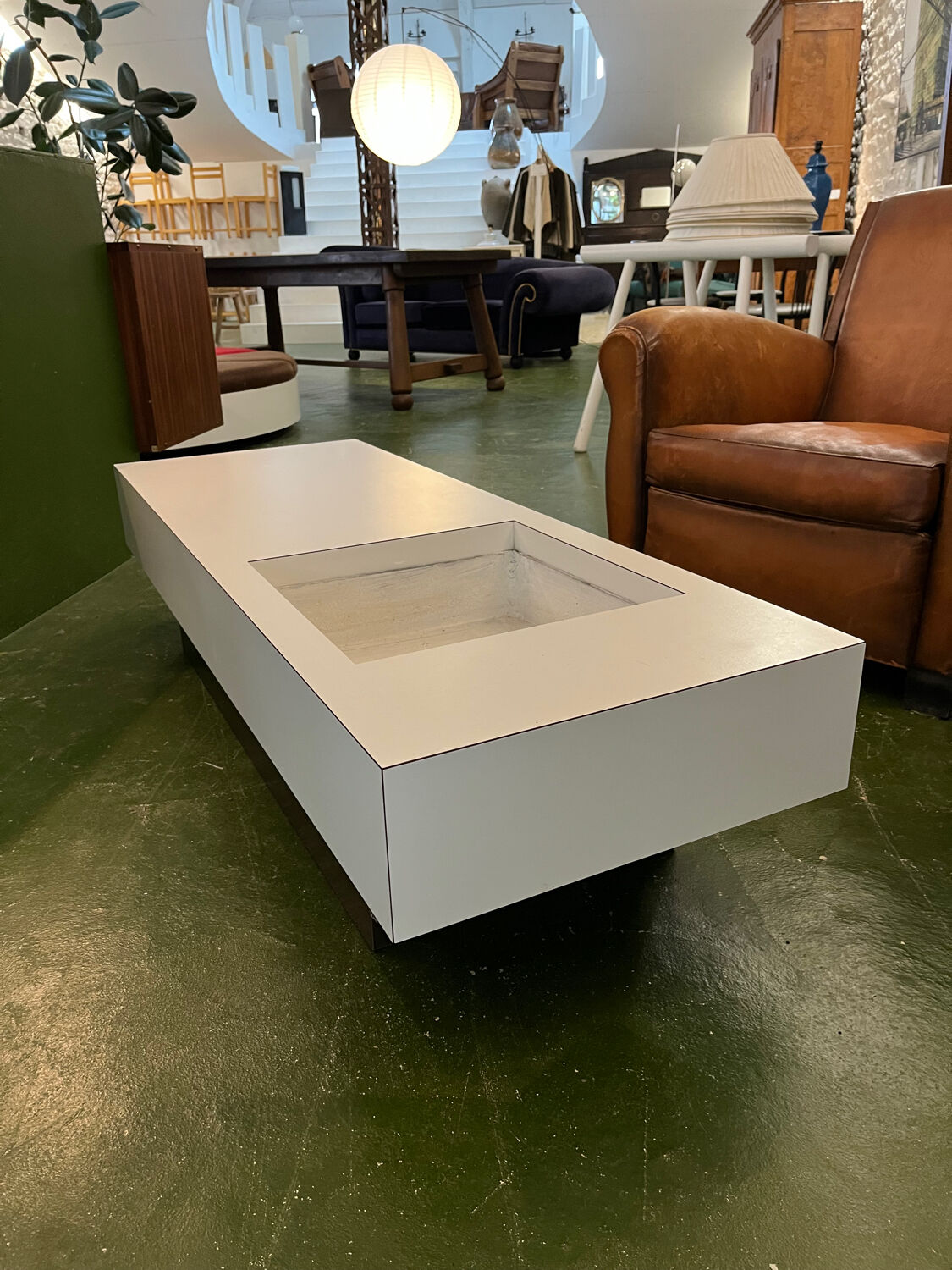 1970s planter table in white Formica made by Roche Bobois
