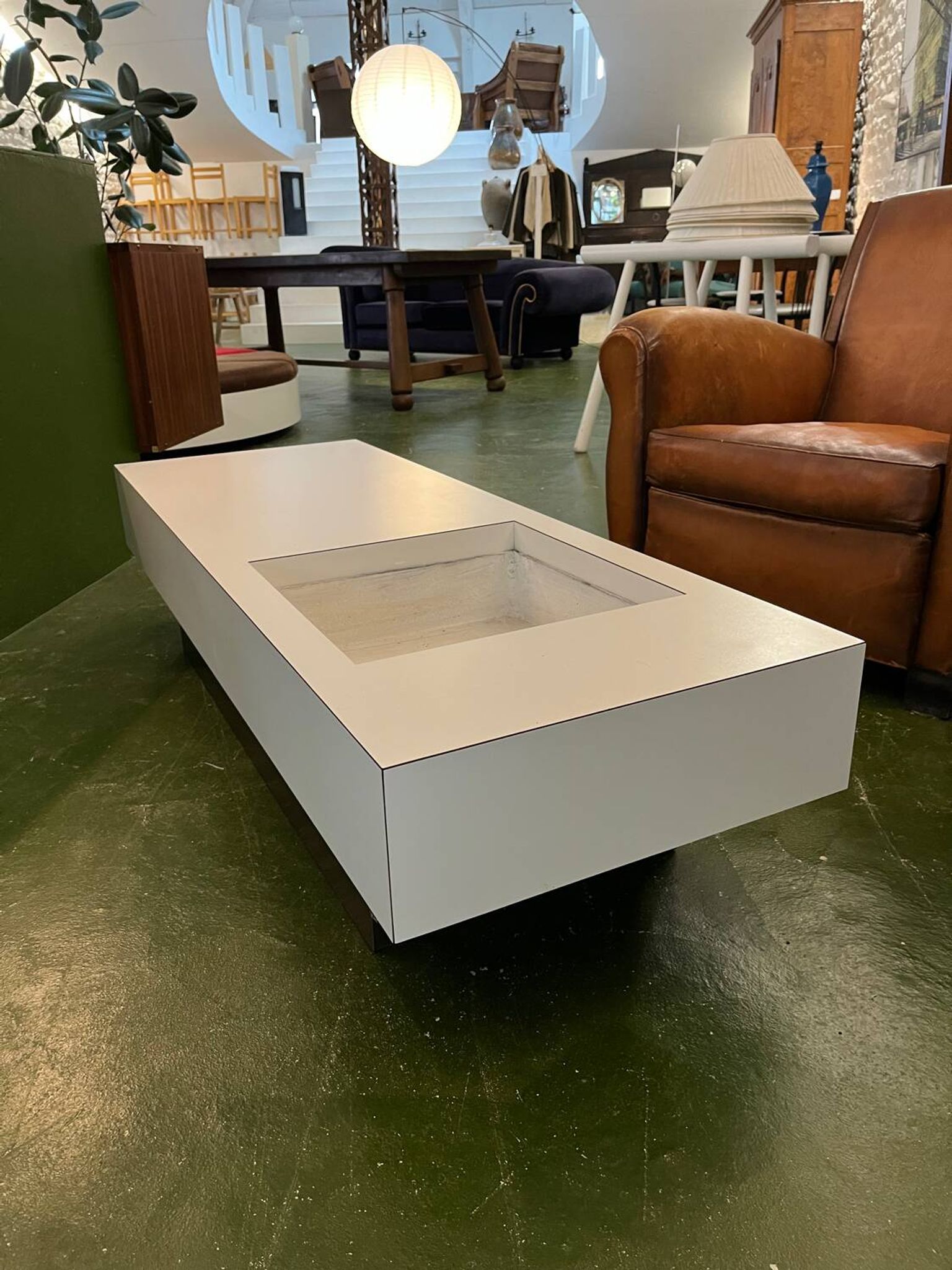 1970s jardinière table in white formica made by Roche Bobois.