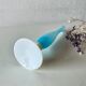 Vase ancien en opaline bleue et blanche