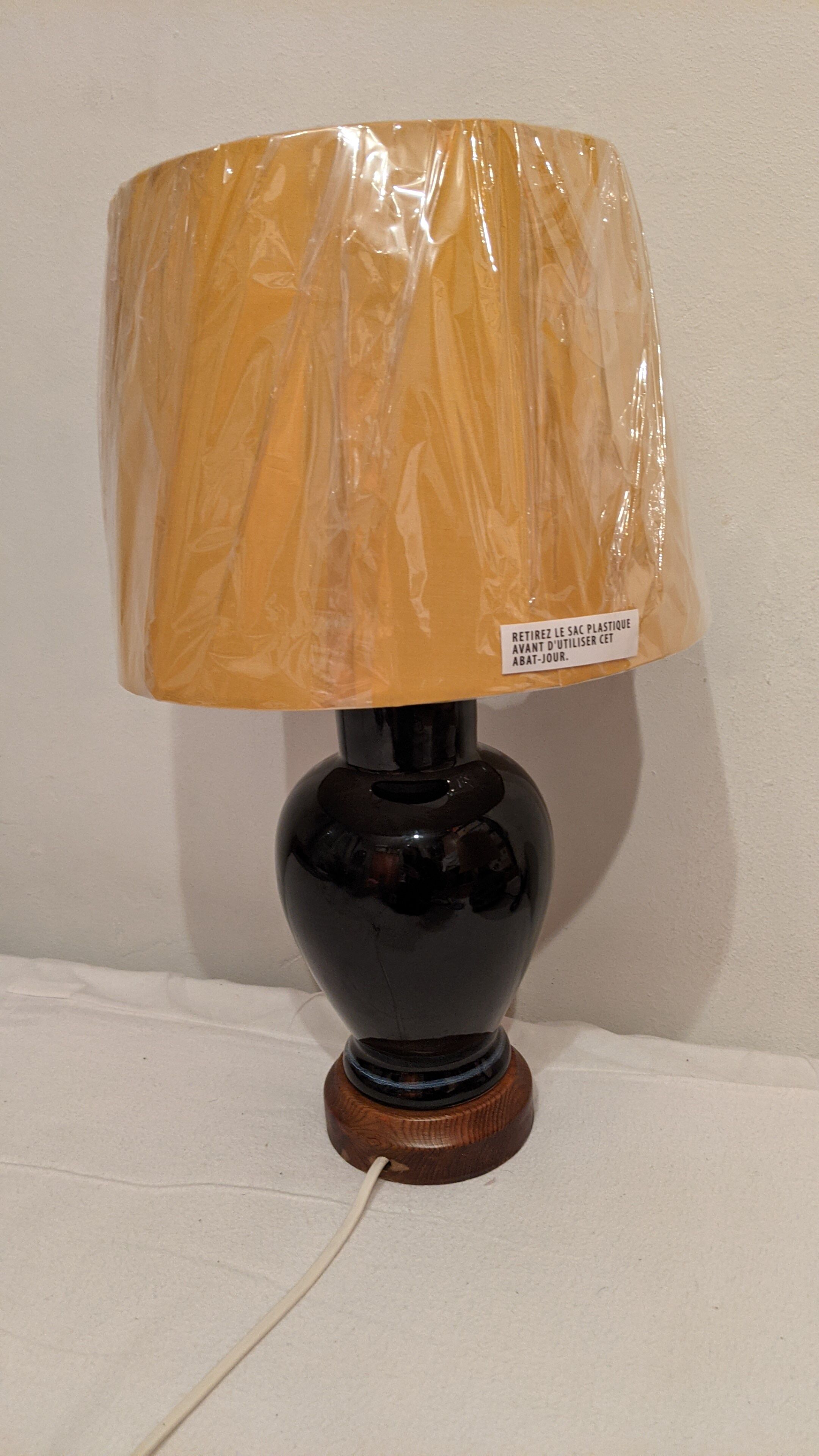 Very nice vintage lamp to lay in excellent hand-painted condition