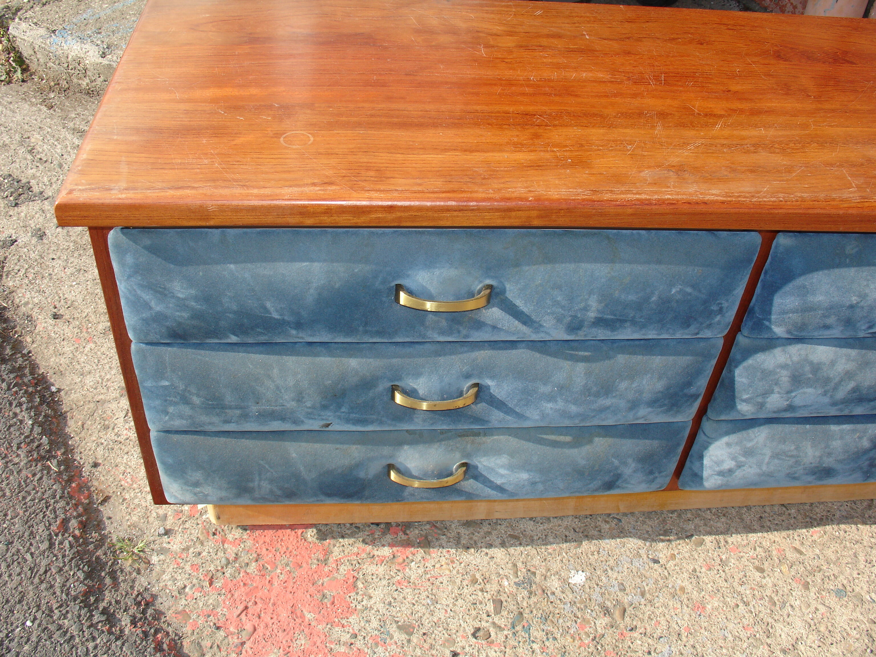 Meuble bas en angle en Pao Rosa Massif 8 Tiroirs Alcantara Bleu