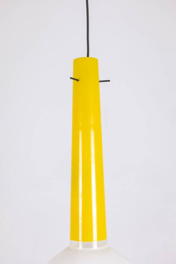 Paire de suspensions en verre bicolore jaune et blanc. Années 1960