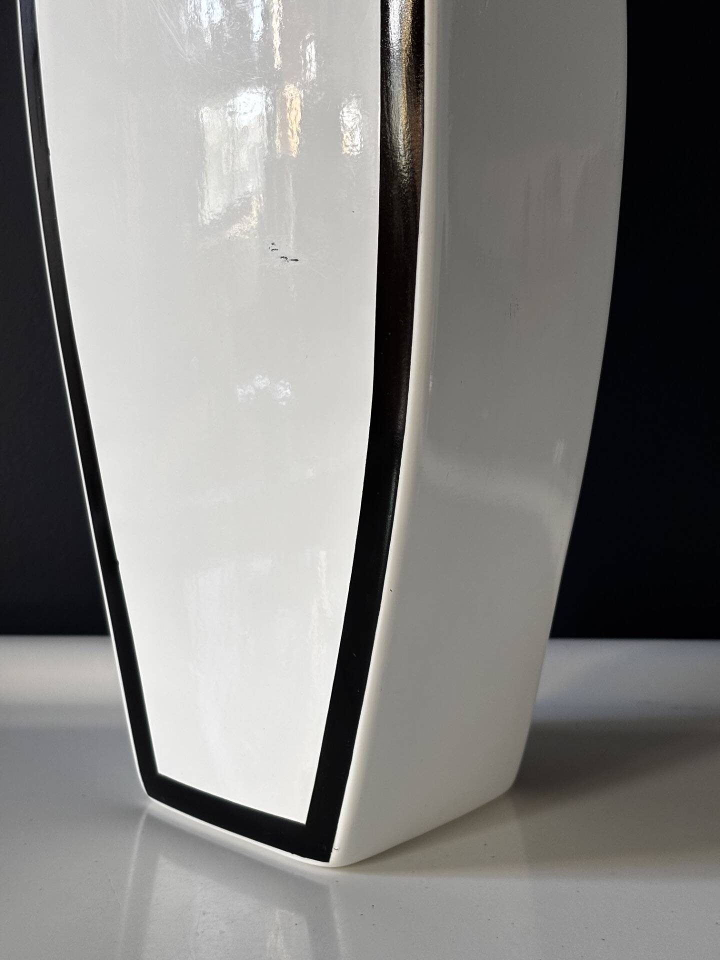 Vase balustre en céramique blanche à liseré noir