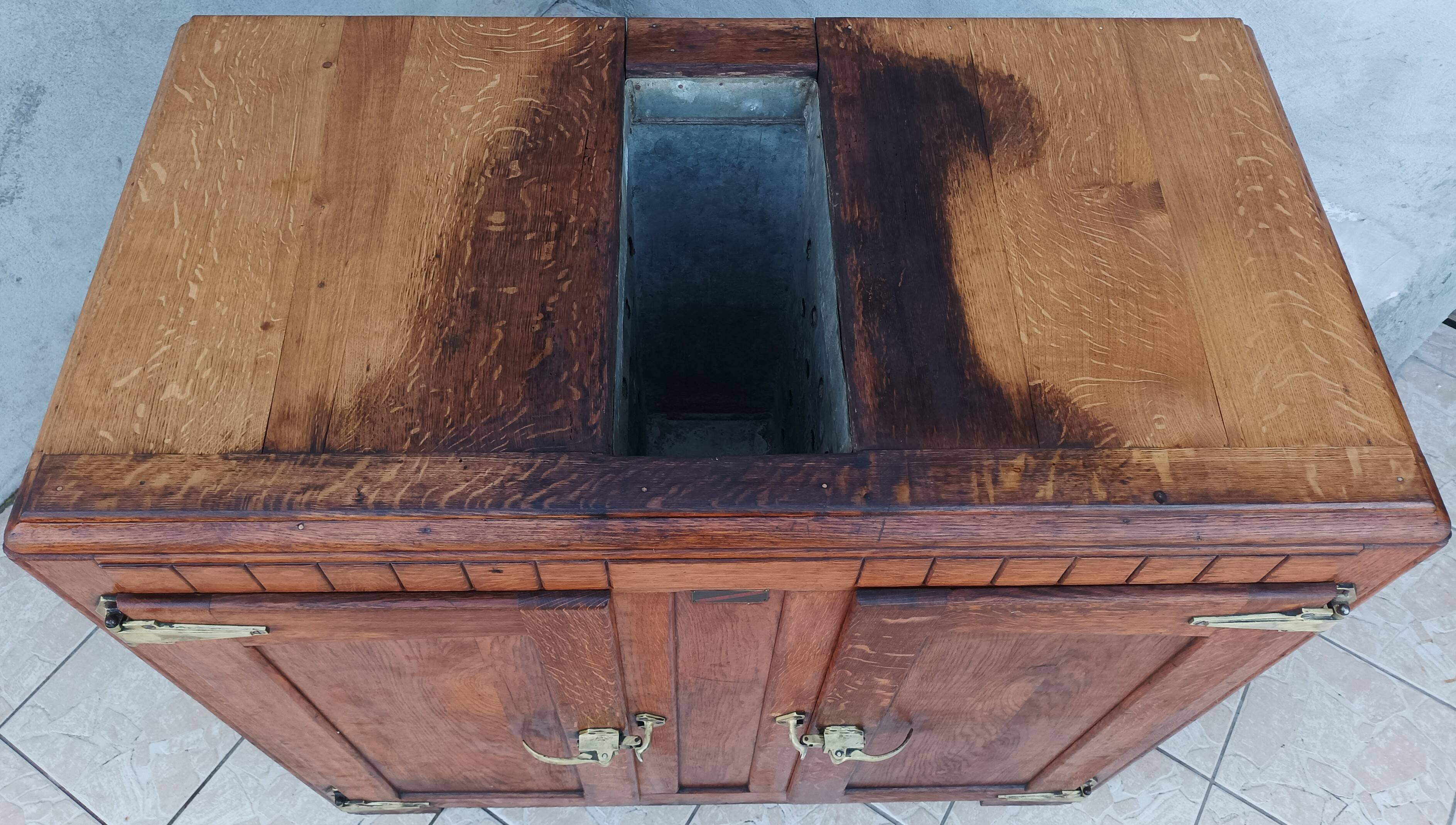 Butcher's buffet ice chest from the Art Deco period in oak