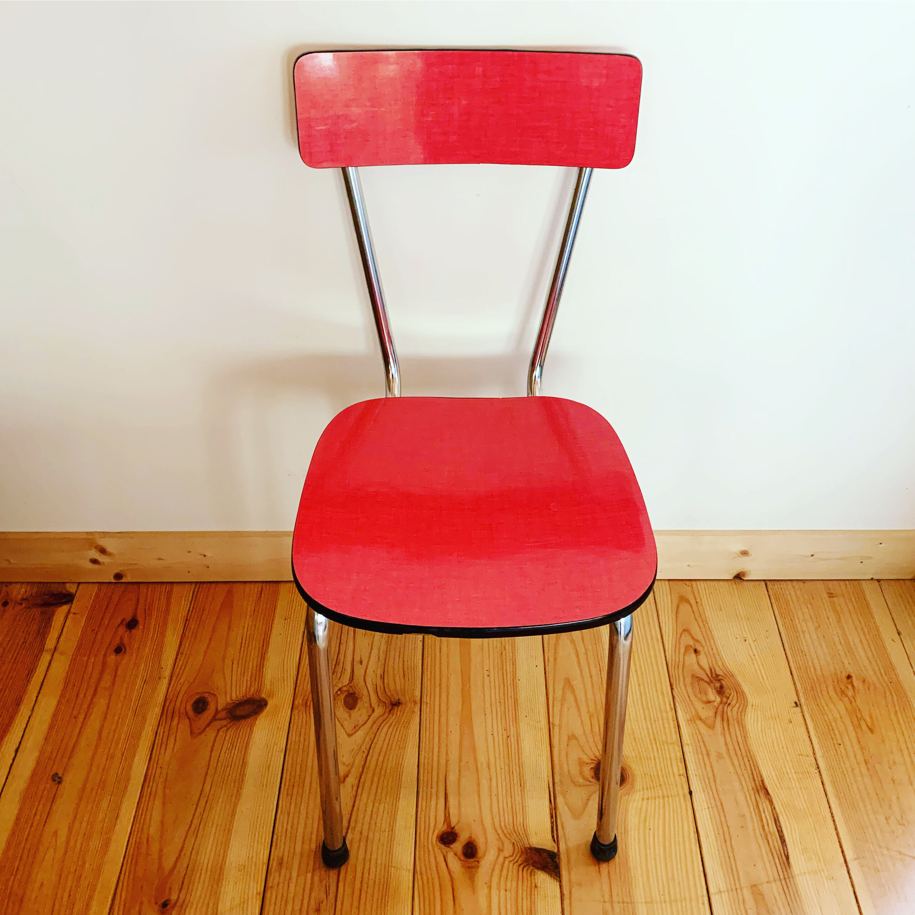 Chaise en formica rose