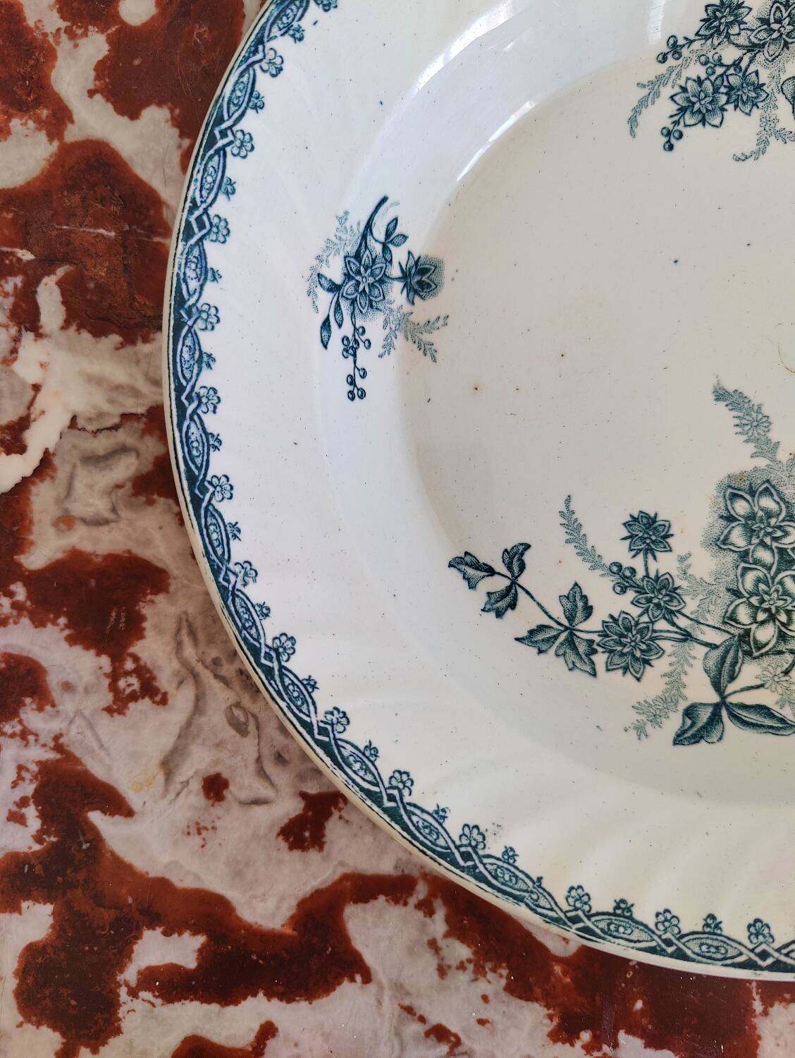 Round dish in Sainte Amandinoise iron earth